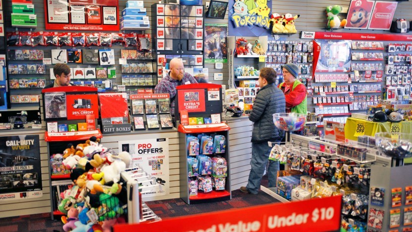 Акции GameStop продолжают падение. Компания сокращает штат топ-менеджеров